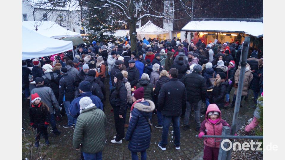 Zahlreiche Gäste kommen zum Adventsmarkt des katholischen Frauenkreises Weihern-Stein auf dem Dorfplatz in Weihern. Bild: slh