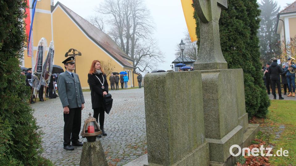 Bürgermeisterin Marina Hirnet und Bringfried Bock von der Soldaten- und Kriegerkameradschaft Brünst gedenken zum Volkstrauertag der Opfer von Krieg, Terror und Gewalt. Bild: pi