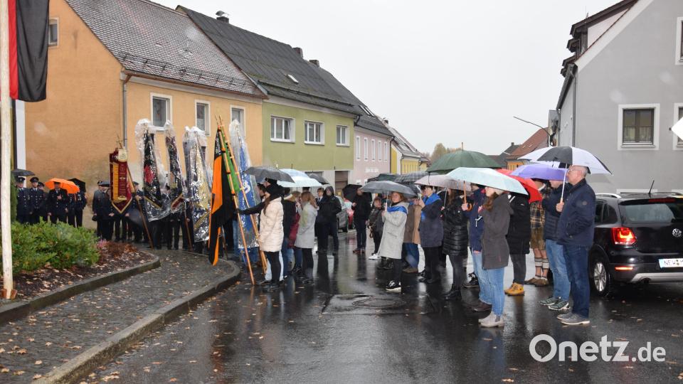 Viele Waldthurner Verein sind am Volkstrauertag dabei, um trotz strömenden Regen der Opfer zu Gedenken. Bild: fla