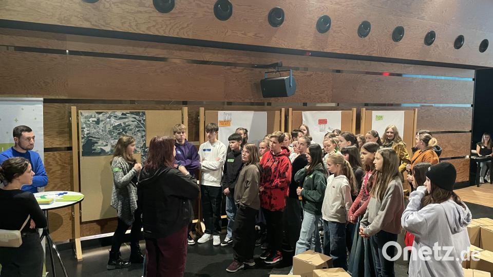 Die Gemeinde Ursensollen hat am 17.11.23, 18 Uhr, in Zusammenarbeit mit der kommunalen Jugendarbeit Amberg-Sulzbach und dem Kreisjugendring Amberg-Sulzbach junge Menschen zwischen 12 und 18 Jahren in den Kubus eingeladen, aktiv in ihrer Kommune mitzuwirken und sich an der Gestaltung ihrer Heimat zu beteiligen. Bild: Nadine Wastl/exb