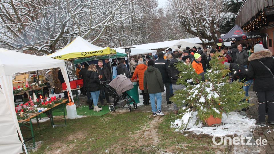 Die vielen Gäste genießen die vorweihnachtliche Atmosphäre. Bild: pi