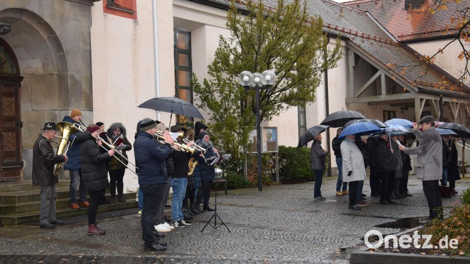 Die Trachtenkapelle Waldthurn und die Waldthurner Sänger umrahmen die Feierlichkeiten zum Volkstrauertag musikalisch. Bild: fla