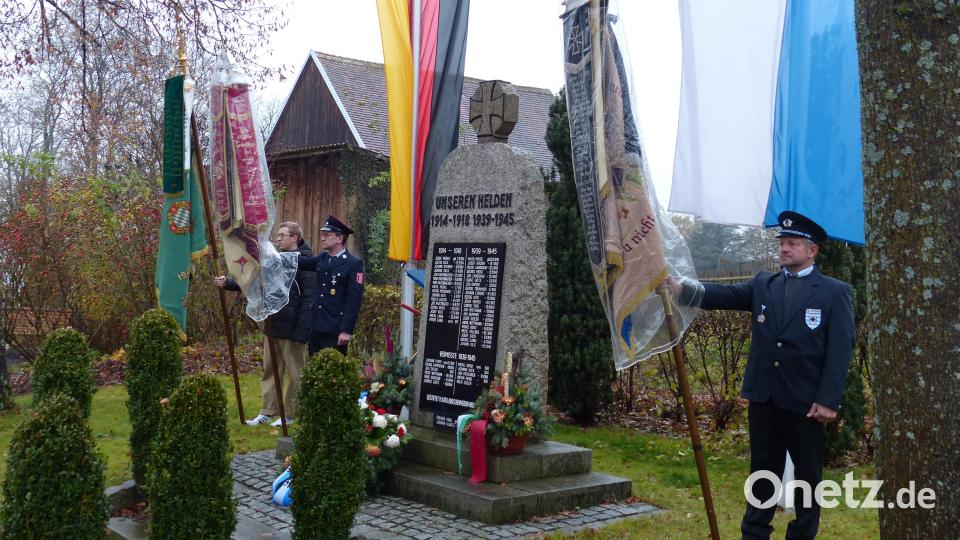 Das feierliche Gedenken am Neudorfer Kriegerdenkmal. Bild: hme