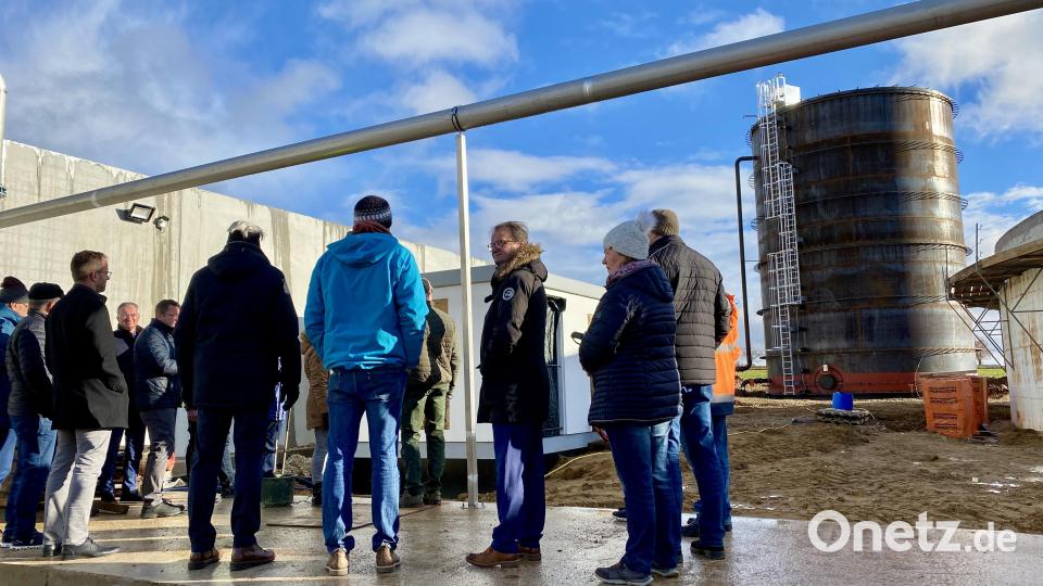im Hochbehälter (rechts) wird später einmal das heiße Wasser gespeichert. 1000 Kubikmeter passen rein. Bild: upl