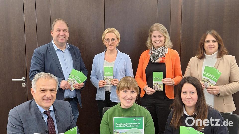 Landrat Roland Grillmeier, Holger Hassel (Leiter des SOS-Kinderdorfs) sowie seine Mitarbeiterinnen Karina Ziegler und Christina Heumann, Sabine Konrad (Leiterin des Kreisjugendamts), Veronika Ziegler und Astrid Bösl (vom Kreisjugendamt Tirschenreuth) stellen das Projekt „Familienpaten“ vor. Bild: Fabian Polster/Landratsamt Tirschenreuth/exb