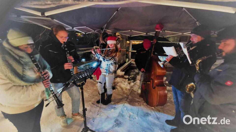 Hoch oben von der Holzbühne erklangen weihnachtliche Klänge. Bild: gz