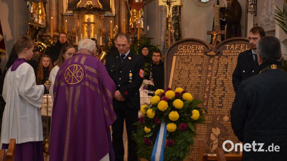 Das Gedenken zum Volkstrauertag fand wegen des starken Regens in der Pfarrkirche St. Erhard statt. Dafür wurden eigens die Gedenktafeln am Altar aufgebaut. Die Jugendkapelle Roggenstein unter Leitung von Josef Wolfrath gestaltete die Feier musikalisch festlich mit. Pfarrer Gerhard Schmidt sprach das Libera-Gebet. Bild: dob