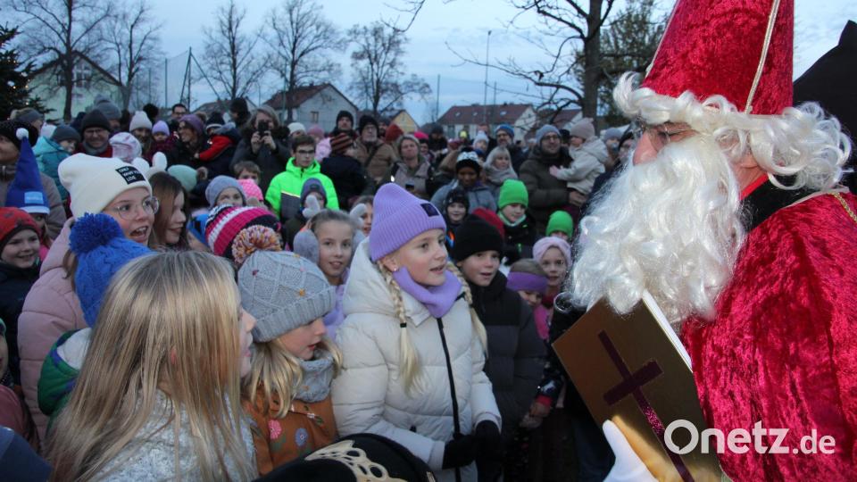Das „Winterzelt“ des „Fußballstammdisch“ Tirschenreuth ist mittlerweile über die Stadtgrenzen hinaus bekannt. Auch heuer verteilte der Heilige Nikolaus Geschenke an die Kinder. Bild: kro