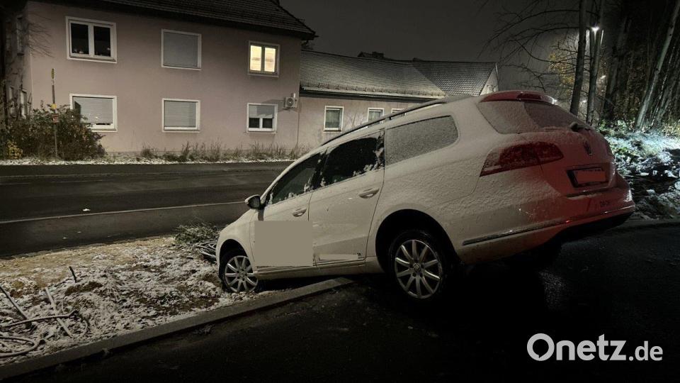 Der VW-Passat musste bis am nächsten Tag so stehenbleiben. Bild: Polizei Sulzbach-Rosenberg