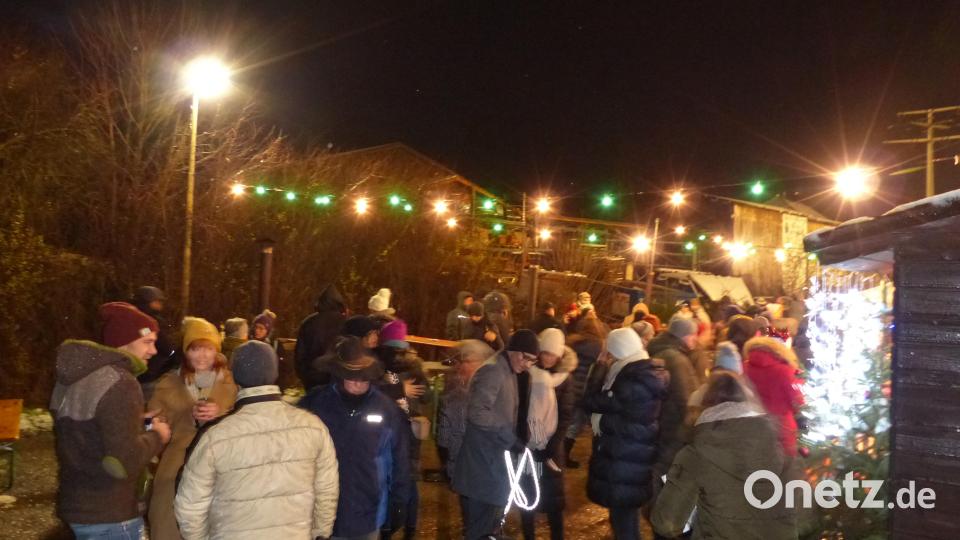 Dicht belagert war der Platz der Weihnachtsfeier im Freien Bild: hme