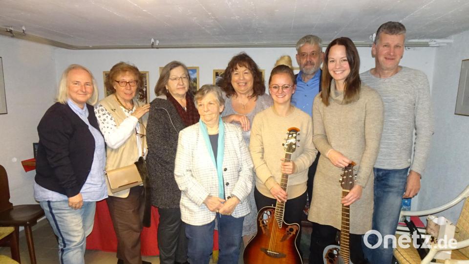 Mit einem Benefizkonzert und Tee-Runden drei Mal die Woche sammelt Olga Luft (Fünfte von links) Spenden für krebskranke Kinder. Bild: Josef Schuller/exb