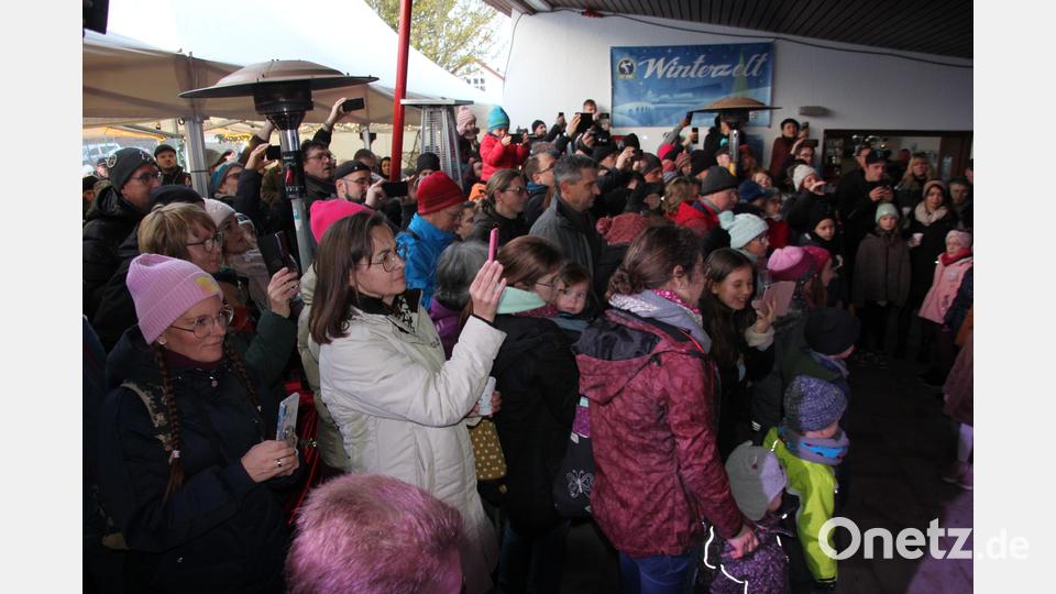 Das vorweihnachtliche Event ist mittlerweile über die Stadtgrenzen hinaus bekannt, so dass am Samstagabend mehr als 800 Kinder und Erwachsene auf das Gelände des Tennisclubs strömten. Bild: kro