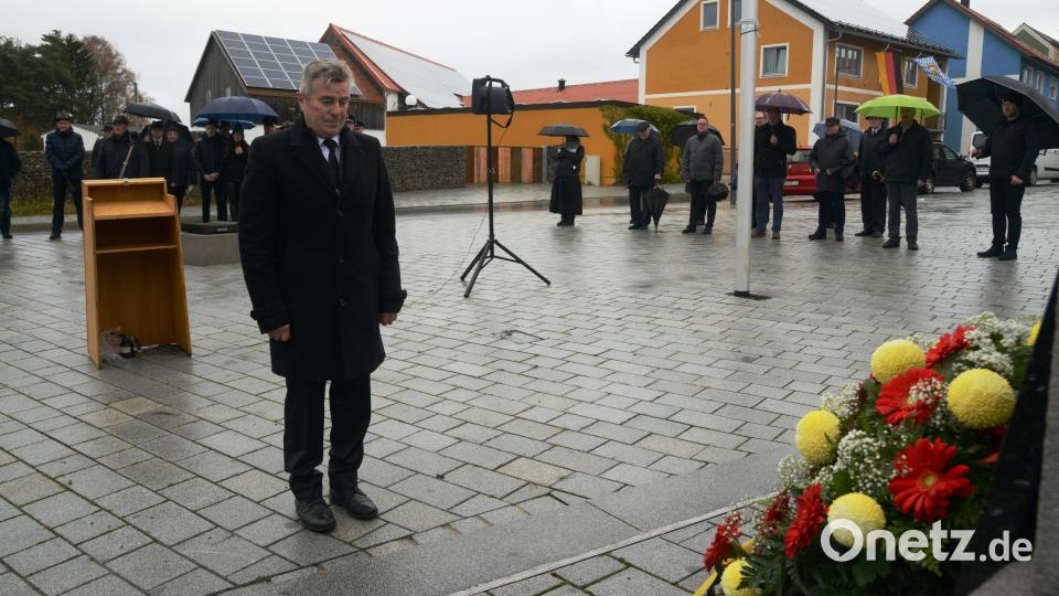 Bürgermeister Reiner Gäbl legt zum Volkstrauertag einen Kranz am Kriegerdenkmal nieder. Bild: bey