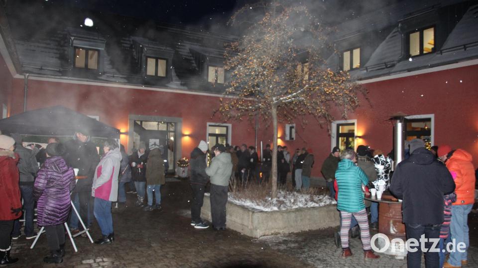 Am späten Sonntagnachmittag tummelten sich einige Besucher beim zweiten Bärnauer &quot;Adventszauber&quot;. Bild: kro