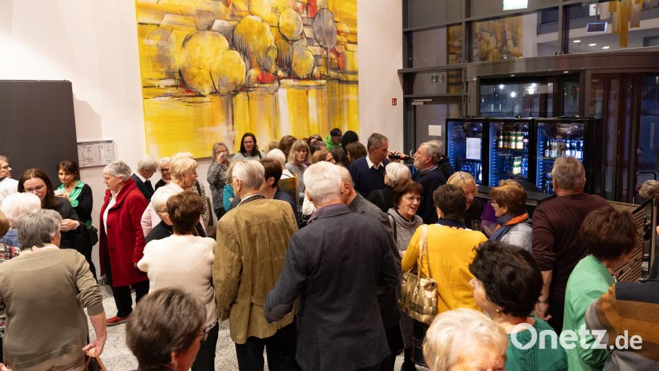 In der Pause drängten sich die Gäste in der engen Lobby, um kühle und heiße Getränke zu genießen und freuten sich schon auf den zweiten Teil. Bild: rw