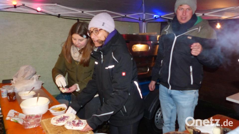 Mini-Pizza für Mini-Pizza mussten belegt und in den Ofen geschoben werden, die Abnahme war garantiert Bild: hme