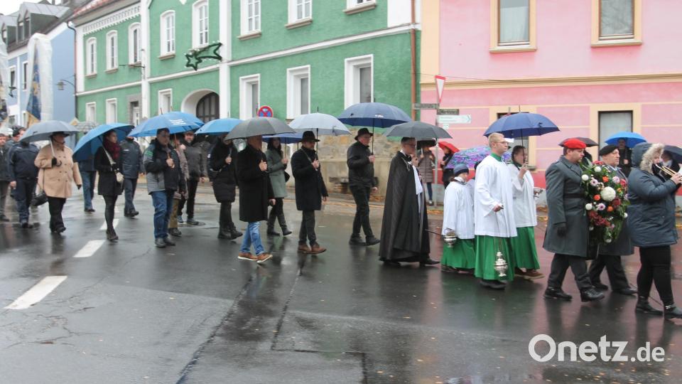 Nach dem Gottesdienst ziehen die Teilnehmer zur Totenehrung am Kriegerdenkmal. Bild: pi