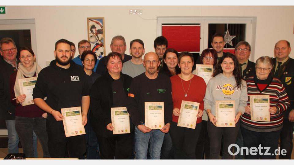 Die Vertreter der 18 teilnehmenden Verein und Gruppen konnten Urkunden und Preis in Empfang nehmen. Bild: frd