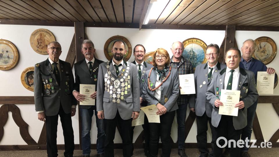 König, Vereinsmeister der Schützenklasse mit dem neuen Schützenkönig Michael Loos und den Siegern bei den Vereinsmeisterdisziplinen mit Ehrenschützenmeister Johann Zimmer (links) und Schützenmeister Hans Roth (Zweiter von rechts). Bild: rrd