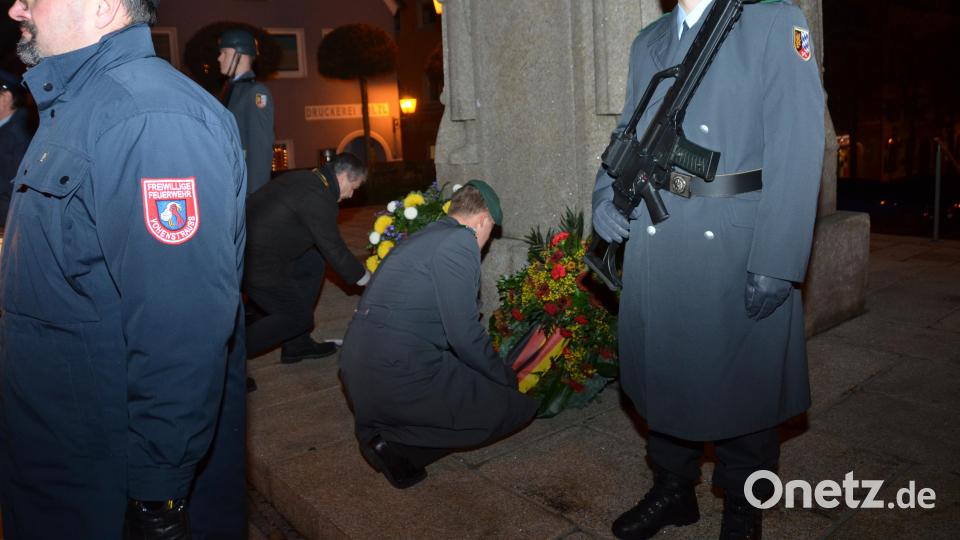 Am Kriegerdenkmal legen Major Volker Lisson aus Oberviechtach und Bürgermeister Andreas Wutzlhofer zum Gedenken an alle gefallenen Soldaten einen Kranz nieder. Bild: dob