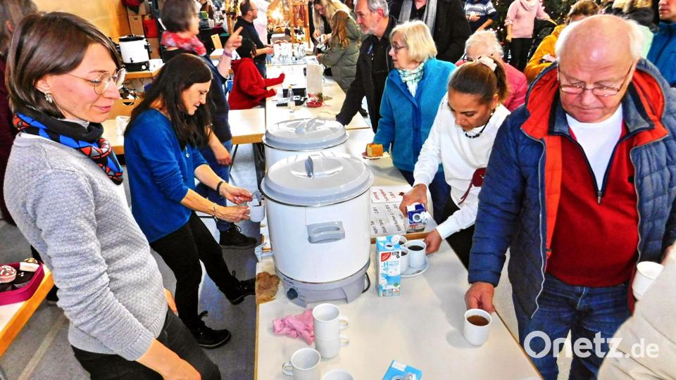 Lang war die Schlange bei der Kuchenausgabe durch das Team der Krabbelkiste. Bild: whü