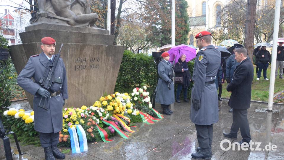 Anlässlich des Volkstrauertages legen Oberstleutnant Daniel Granich und Oberbürgermeister Jens Meyer am Kriegerdenkmal in Weiden einen Kranz nieder. Bild: Kunz