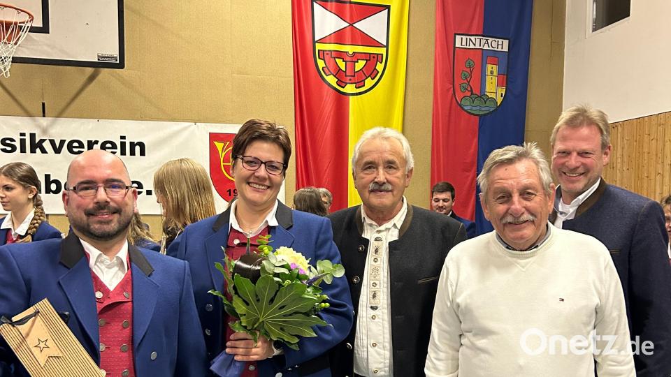 Dank und Glückwünsche nach dem Konzert (von links): Orchesterchef Manuel Jung, Musikvereinsvorsitzende Kathrin Hösl, der Vorsitzende des Dorf- und Kulturvereins Hans Schwarz, der ehemalige Rektor Werner Schulz und Bürgermeister Alwin Märkl. Bild: gri