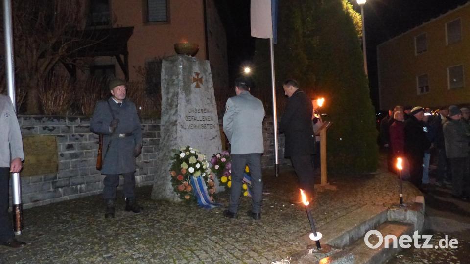 Bürgermeister Anton Kappl und der Vorsitzende der Soldaten- und Reservistenkameradschaft Döllnitz, Bernhard Kammerer, legen am Mahnmal in Döllnitz Kränze zur Erinnerung nieder. Bild: sl