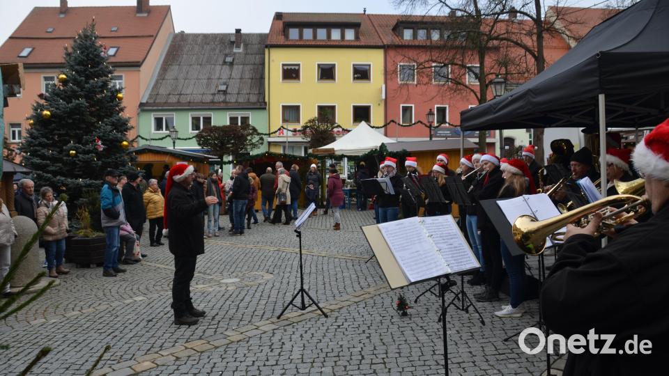 Verschiedene Gruppen werden musikalisch unterhalten. Dabei ist unter anderem auch wieder die Roggensteiner Jugendkapelle unter Leitung von Josef Wolfrath. Archivbild: dob