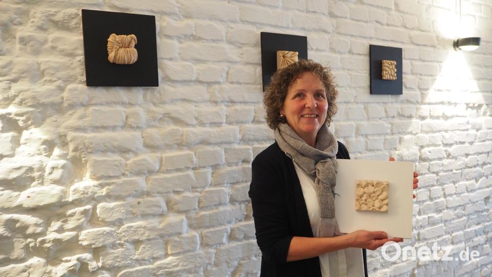 Holzkunstwerke im Kaffeekollektiv. Bild: krb