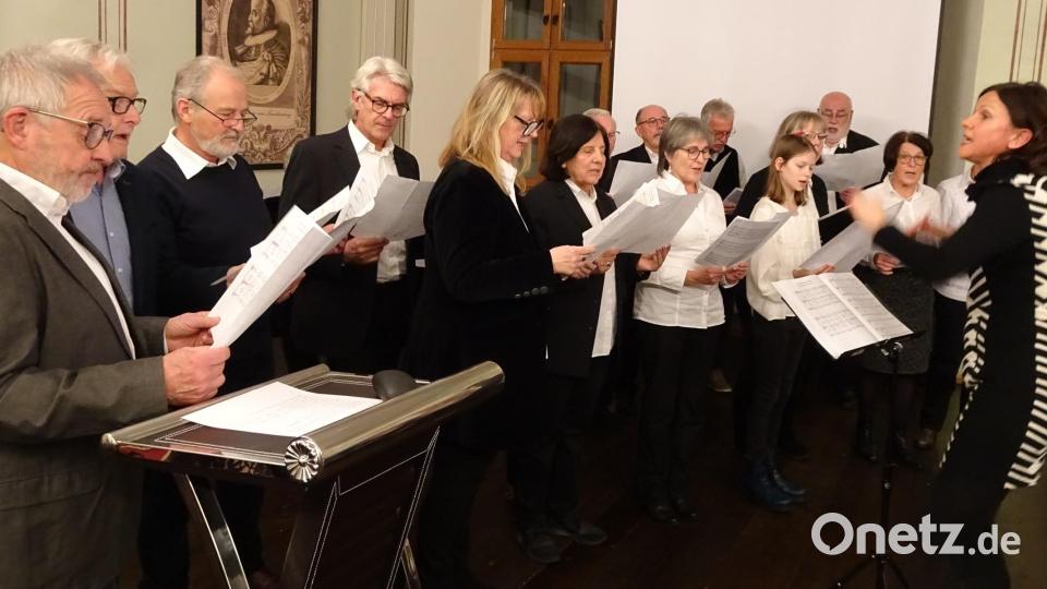 Der gemischte Chor unter Leitung von Kerstin Kiener trägt mit bekannten Volksliedern zum Gelingen des Abends bei. Bild: hm