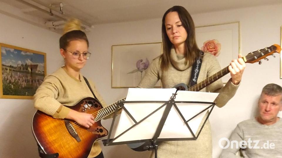 Im kleinen Kellercafé von Olga Luft haben Marina Bäumler, Magdalena Böhm und Wolfgang Göldner (von links) – das Trio hinter der „MUT“-Reihe – ein Benefizkonzert gegeben. Bild: Josef Schuller/exb