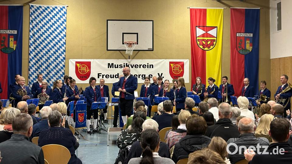 Das Orchester des Musikvereins Freudenberg unter der Leitung von Manuel Jung gibt ein Abschiedskonzert für das Lintacher Schulhaus. Bild: gri
