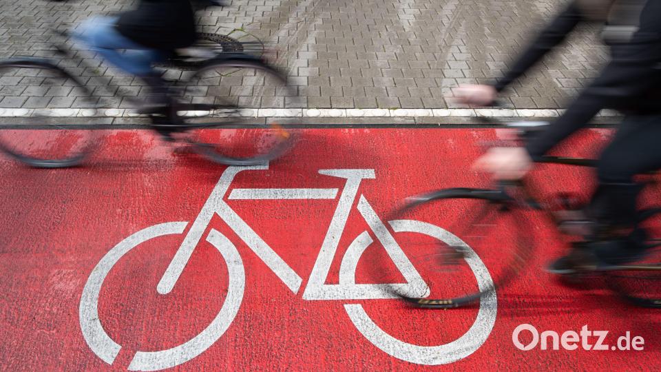 In Sulzbach-Rosenberg gibt es auf Radwegen an wichtigen Ein- und Ausfahrten rote Markierungen. Symbolbild: Friso Gentsch/dpa