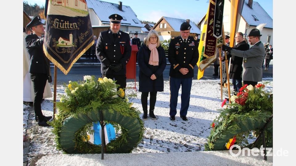Feuerwehrvorsitzender Holger Cibis, Dritte Bürgermeisterin Anita Heßler und Lieutenant Colonel William Carroll gedenken der Toten der Kriege. Bild: sne