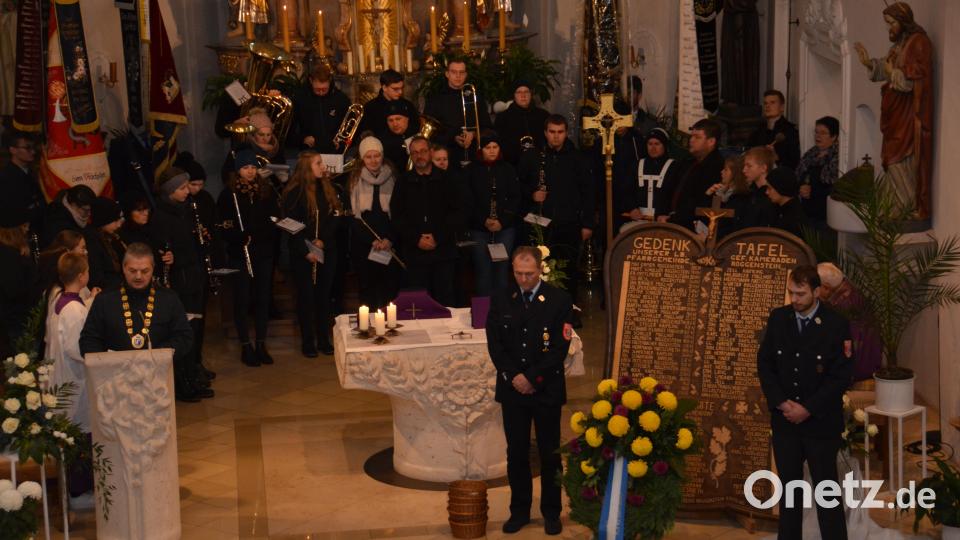 Das Gedenken zum Volkstrauertag fand in Roggenstein bei Vohenstrauß wegen des starken Regens in der Pfarrkirche St. Erhard statt. Dafür wurden eigens die Gedenktafeln am Altar aufgebaut. Bild: dob