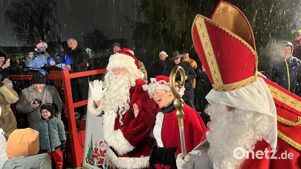 Santa Claus, Grandma und der Heilige Nikolaus waren die Stars beim Entzünden der bunten Lichter am großen Weihnachtsbaum. Bild: mor