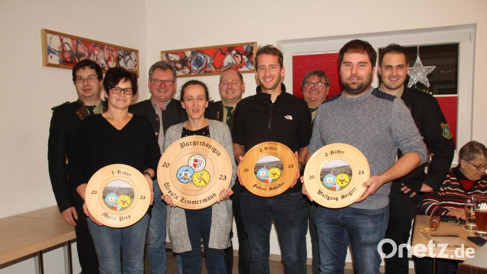 Den Titel der „Bürgerkönigin&quot; holte sich in diesem Jahr Ursula Zimmermann (vorne Zweite von links) vor Maria Prey (vorne links). Die beiden zweiten Ritter sind (vorne von rechts) Wolfgang Stigler und Fabian Schäffer. Den Gewinnern gratulierten Bürgermeister Martin Prey (hinten Zweiter von links) und die Vorstandsmitglieder der Schloßfalken Pertolzhofen. Bild: frd