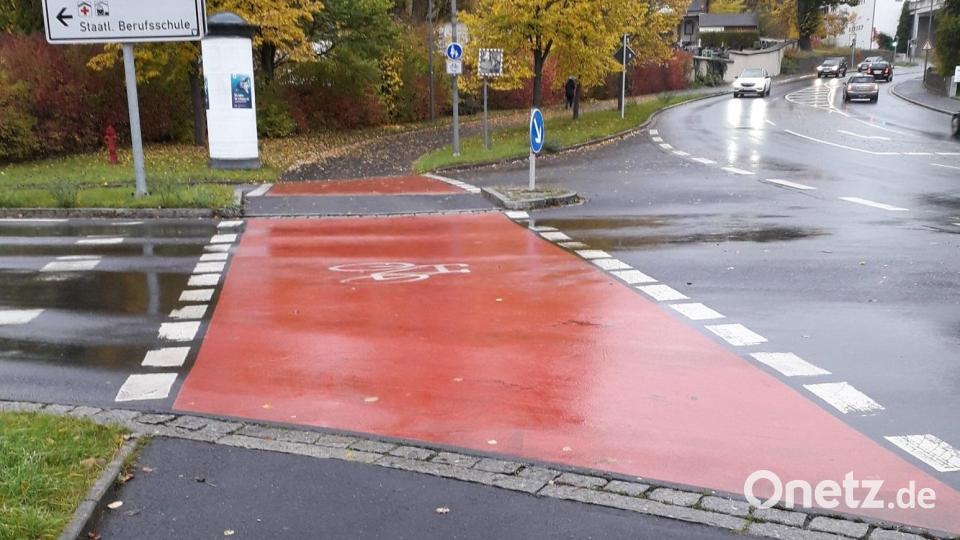 Die rote Markierung an der Einmündung der Weiherstraße soll verstärkt auf Radfahrer aufmerksam machen. Entlang der Rosenberger Straße, die auch im Radverkehrskonzept als Hauptachse gilt, finden sich bereits mehrere solche augenfälligen Markierungen. Bild: Andreas Royer
