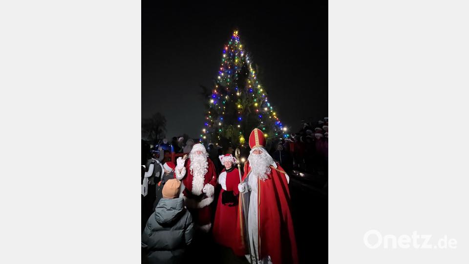 Amerikanische Schulkinder, der Heilige Nikolaus, Santa Claus und Grandma entzündeten gemeinsam die Lichter am großen Weihnachtsbaum. Bei der traditionellen „Tree-Lighting-Ceremony“ der US-Armee freuten sich die Gäste über den gemeinsamen Start in die Weihnachtszeit. Bild: mor