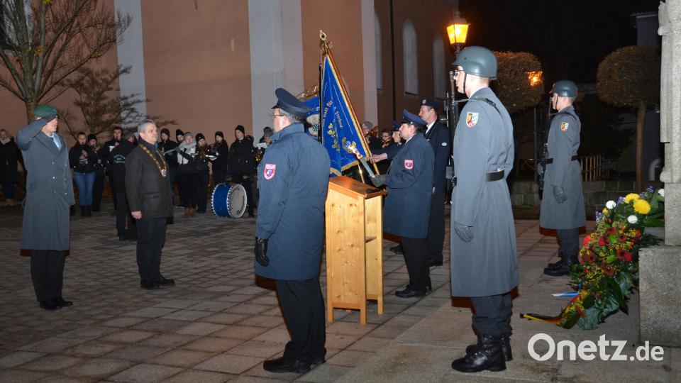 Major Volker Lisson aus Oberviechtach und Bürgermeister Andreas Wutzlhofer legten am Kriegerdenkmal Kränze nieder und salutierten beim Lied des Kameraden. Bild: dob