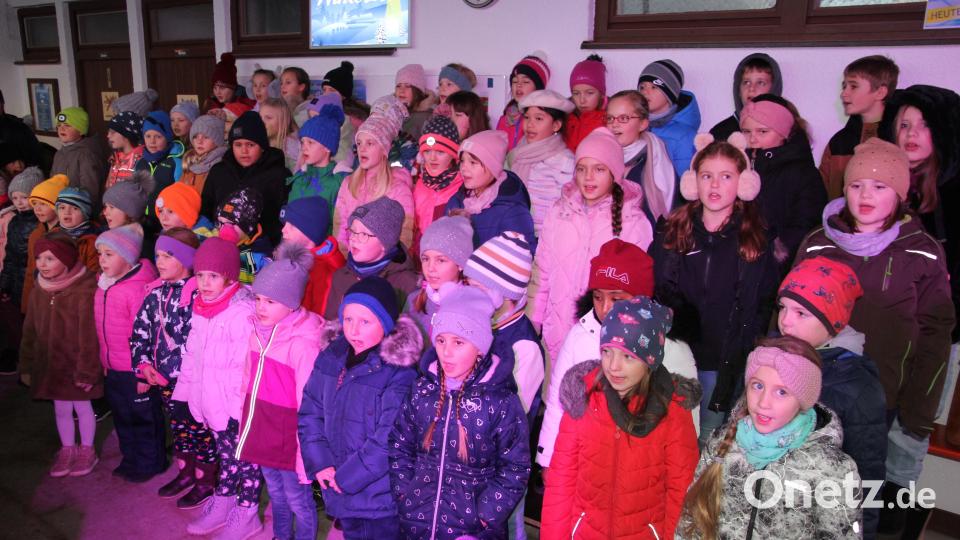 Voller Andacht sangen die Singklassen der Kreismusikschule Tirschenreuth unter der Leitung von Klaudia Kormann vier vorweihnachtliche Lieder. Bild: kro