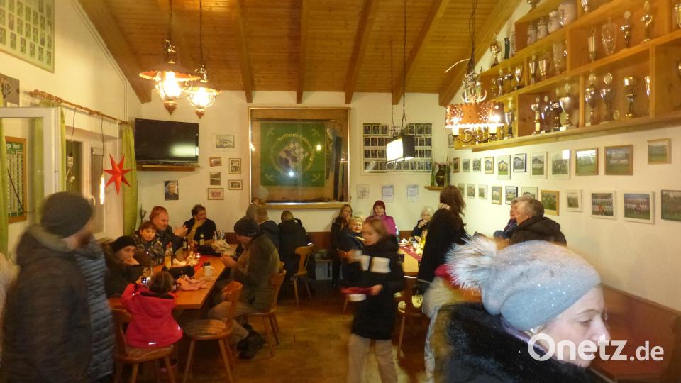 Der Gastraum des Sportheimes diente zur Wärmestube Bild: hme