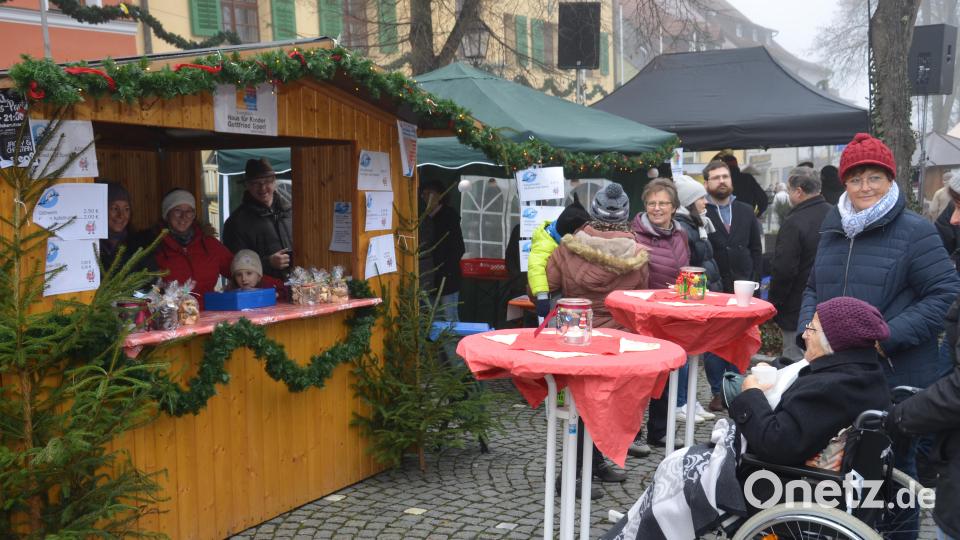 Auf dem Vorplatz des Rathauses ist beim "Romantischen Weihnachtsmarkt" allerhand geboten. Archivbild: dob