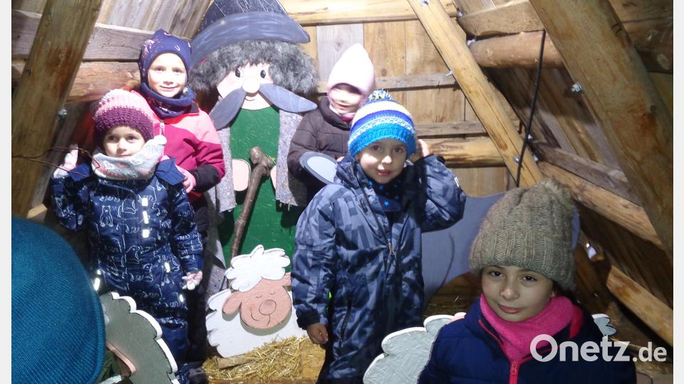 Gerne gesellen sich die Kinder zu Ochs, Esel, Schafen und Hirten in der Krippe vor der Mariensäule. Bild: amö