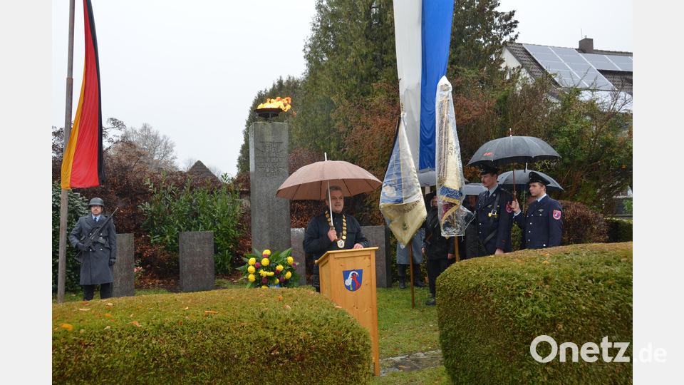 Bürgermeister Andreas Wutzlhofer bei seiner eindringlichen Rede am Mahnmal in Altenstadt, an dem die letzte aller Gedenkfeiern in der Großgemeinde stattfand. Bild: dob
