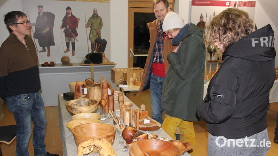 Nur wenige Besucher fanden den Weg ins Dachgeschoss des Museumsgebäudes, wo die Aussteller ihre Waren präsentierten. Bild: kro