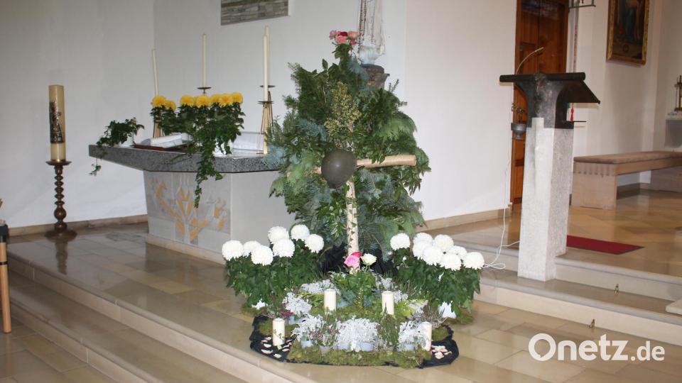 In der Burkhardsreuther Pfarrkirche erinnert zum Volkstrauertag traditionell ein symbolisches Soldatengrab-Arrangement an die Gefallenen und Vermissten der Weltkriege. Bild: bjp