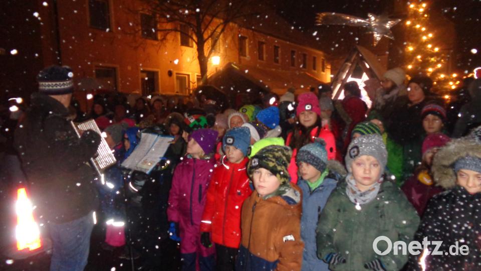 Unter starkem Schneefall begrüßen die Grundschüler die Gäste mit der &quot;Weihnachtsbäckerei&quot;. Bild: amö