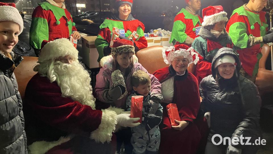 Über Päckchen des DAGA und ein Foto mit Santa und Grandma freuten sich die Kinder. Bild: mor